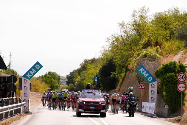 The pack rides Car race during the Giro d™Abruzzo, stage 4 from Silvi to Controguerra (182 km) - Abruzzo, Italy - Friday, September 18, 2026. - cycling.  Copyright: xFabioxFerrari LaPressex
