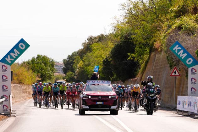 The pack rides Car race during the Giro d™Abruzzo, stage 4 from Silvi to Controguerra (182 km) - Abruzzo, Italy - Friday, September 18, 2026. - cycling.  Copyright: xFabioxFerrari LaPressex