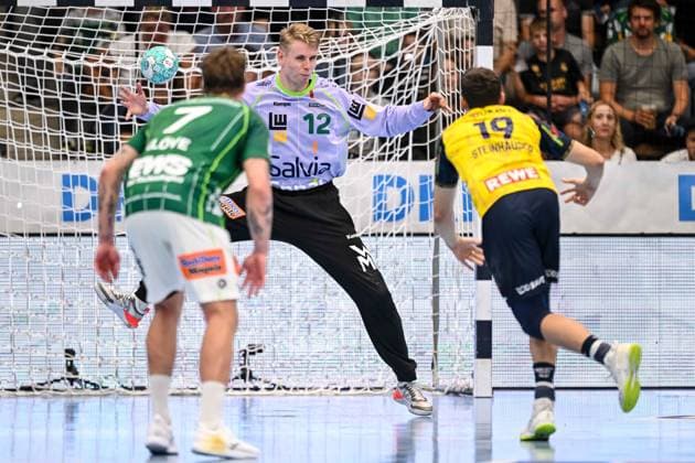 Goeppingen, Deutschland, 17.09.26: Victor Kloeve (FRISCH AUF! Goeppingen), Torwart Kristian Savers (FRISCH AUF! Goeppingen) und Marius Steinhauser (Rhein-Neckar Loewen) im Zweikampf waehrend des Opel Handball Bundesliga Spiels zwischen FRISCH AUF! Goeppingen vs Rhein-Neckar Loewen in der EWS Arena am 17. September 2026 in Goeppingen, Deutschland. (Foto von Harry Langer DeFodi Images) Goeppingen, Germany, 17.09.26: Victor Kloeve (FRISCH AUF! Goeppingen), Torwart Kristian Savers (FRISCH AUF! Goeppingen) und Marius Steinhauser (Rhein-Neckar Loewen) battle for the ball during the Opel Handball Bundesliga match between FRISCH AUF! Goeppingen vs Rhein-Neckar Loewen at EWS Arena on September 17, 2026 in Goeppingen, Germany. (Photo by Harry Langer DeFodi Images) (Photo by Harry Langer DeFodi Images) -