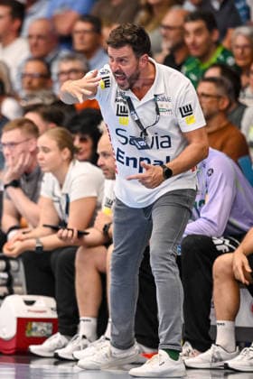 Goeppingen, Deutschland, 17.09.26: Trainer Ben Matschke(FRISCH AUF! Goeppingen) gestikuliert, gestik waehrend des Opel Handball Bundesliga Spiels zwischen FRISCH AUF! Goeppingen vs Rhein-Neckar Loewen in der EWS Arena am 17. September 2026 in Goeppingen, Deutschland. (Foto von Harry Langer DeFodi Images) Goeppingen, Germany, 17.09.26: Trainer Ben Matschke(FRISCH AUF! Goeppingen) gestures during the Opel Handball Bundesliga match between FRISCH AUF! Goeppingen vs Rhein-Neckar Loewen at EWS Arena on September 17, 2026 in Goeppingen, Germany. (Photo by Harry Langer DeFodi Images) (Photo by Harry Langer DeFodi Images) -