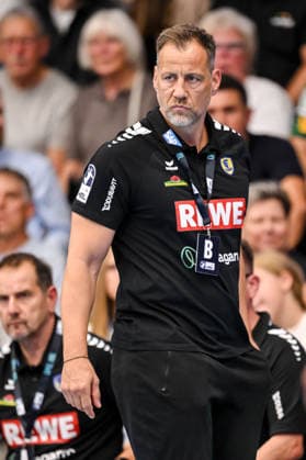 Goeppingen, Deutschland, 17.09.26: Trainer Maik Machulla (Rhein-Neckar Loewen) Schaut waehrend des Opel Handball Bundesliga Spiels zwischen FRISCH AUF! Goeppingen vs Rhein-Neckar Loewen in der EWS Arena am 17. September 2026 in Goeppingen, Deutschland. (Foto von Harry Langer DeFodi Images) Goeppingen, Germany, 17.09.26: Trainer Maik Machulla (Rhein-Neckar Loewen) Looks on during the Opel Handball Bundesliga match between FRISCH AUF! Goeppingen vs Rhein-Neckar Loewen at EWS Arena on September 17, 2026 in Goeppingen, Germany. (Photo by Harry Langer DeFodi Images) (Photo by Harry Langer DeFodi Images) -