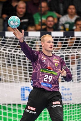 Goeppingen, Deutschland, 17.09.26: Torwart David Spaeth (Rhein-Neckar Loewen) in Aktion, am Ball, Einzelaktion waehrend des Opel Handball Bundesliga Spiels zwischen FRISCH AUF! Goeppingen vs Rhein-Neckar Loewen in der EWS Arena am 17. September 2026 in Goeppingen, Deutschland. (Foto von Harry Langer DeFodi Images) Goeppingen, Germany, 17.09.26: Torwart David Spaeth (Rhein-Neckar Loewen) controls the Ball during the Opel Handball Bundesliga match between FRISCH AUF! Goeppingen vs Rhein-Neckar Loewen at EWS Arena on September 17, 2026 in Goeppingen, Germany. (Photo by Harry Langer DeFodi Images) (Photo by Harry Langer DeFodi Images) -