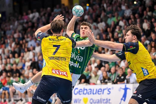 Goeppingen, Deutschland, 17.09.26: Robert Timmermeister (Rhein-Neckar Loewen), Elias Newel (FRISCH AUF! Goeppingen) und Aron Seesing (Rhein-Neckar Loewen) im Zweikampf waehrend des Opel Handball Bundesliga Spiels zwischen FRISCH AUF! Goeppingen vs Rhein-Neckar Loewen in der EWS Arena am 17. September 2026 in Goeppingen, Deutschland. (Foto von Harry Langer DeFodi Images) Goeppingen, Germany, 17.09.26: Robert Timmermeister (Rhein-Neckar Loewen), Elias Newel (FRISCH AUF! Goeppingen) und Aron Seesing (Rhein-Neckar Loewen) battle for the ball during the Opel Handball Bundesliga match between FRISCH AUF! Goeppingen vs Rhein-Neckar Loewen at EWS Arena on September 17, 2026 in Goeppingen, Germany. (Photo by Harry Langer DeFodi Images) (Photo by Harry Langer DeFodi Images) -