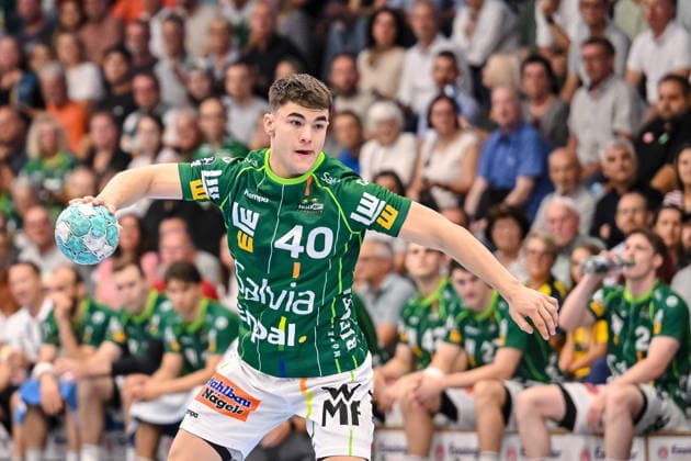 Goeppingen, Deutschland, 17.09.26: Elias Newel (FRISCH AUF! Goeppingen) in Aktion, am Ball, Einzelaktion waehrend des Opel Handball Bundesliga Spiels zwischen FRISCH AUF! Goeppingen vs Rhein-Neckar Loewen in der EWS Arena am 17. September 2026 in Goeppingen, Deutschland. (Foto von Harry Langer DeFodi Images) Goeppingen, Germany, 17.09.26: Elias Newel (FRISCH AUF! Goeppingen) controls the Ball during the Opel Handball Bundesliga match between FRISCH AUF! Goeppingen vs Rhein-Neckar Loewen at EWS Arena on September 17, 2026 in Goeppingen, Germany. (Photo by Harry Langer DeFodi Images) (Photo by Harry Langer DeFodi Images) -