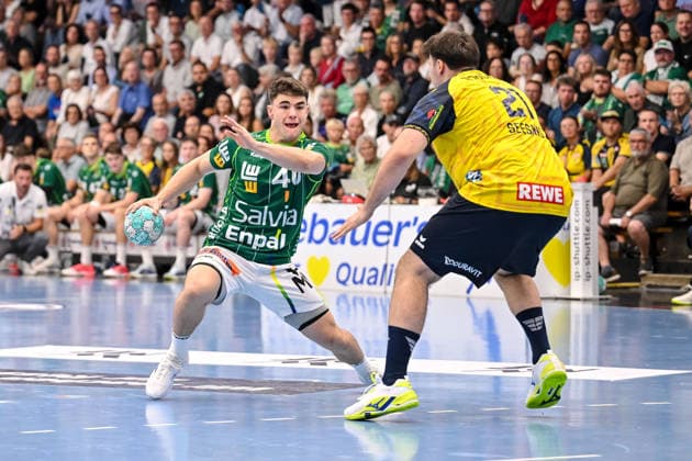 Goeppingen, Deutschland, 17.09.26: Elias Newel (FRISCH AUF! Goeppingen) und Aron Seesing (Rhein-Neckar Loewen) im Zweikampf waehrend des Opel Handball Bundesliga Spiels zwischen FRISCH AUF! Goeppingen vs Rhein-Neckar Loewen in der EWS Arena am 17. September 2026 in Goeppingen, Deutschland. (Foto von Harry Langer DeFodi Images) Goeppingen, Germany, 17.09.26: Elias Newel (FRISCH AUF! Goeppingen) und Aron Seesing (Rhein-Neckar Loewen) battle for the ball during the Opel Handball Bundesliga match between FRISCH AUF! Goeppingen vs Rhein-Neckar Loewen at EWS Arena on September 17, 2026 in Goeppingen, Germany. (Photo by Harry Langer DeFodi Images) (Photo by Harry Langer DeFodi Images) -