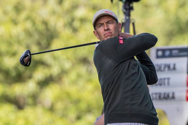 Golf - DP World Tour (European Tour) ˜Rolex Series™ - 2026 BMW PGA, Golf Herren Championship - Second Round - West Course, Wentworth Club - Friday 18th September 2026 Adam Scott (AUS) tees off from the 17th hole at Wentworth COLORSPORT DANIEL BEARHAM  cspDB_BMWPGA_R2_180926_