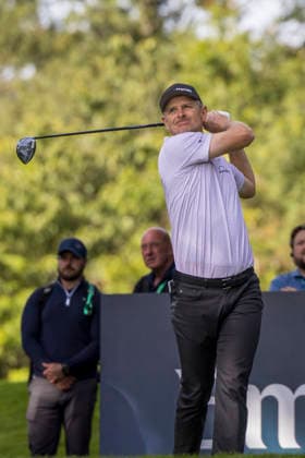 Golf - DP World Tour (European Tour) ˜Rolex Series™ - 2026 BMW PGA, Golf Herren Championship - Second Round - West Course, Wentworth Club - Friday 18th September 2026 Justin Rose (ENG) with his tee shot from the 17th hole COLORSPORT DANIEL BEARHAM  cspDB_BMWPGA_R2_180926_