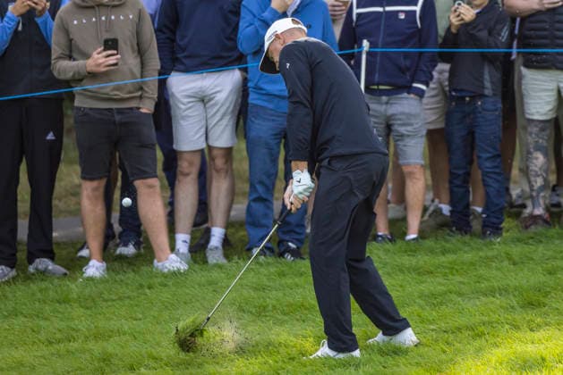 Golf - DP World Tour (European Tour) ˜Rolex Series™ - 2026 BMW PGA, Golf Herren Championship - Second Round - West Course, Wentworth Club - Friday 18th September 2026 Alex Noren (AUS) chips out from the deep rough on the 17th hole COLORSPORT DANIEL BEARHAM  cspDB_BMWPGA_R2_180926_
