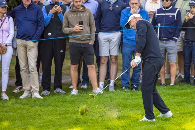Golf - DP World Tour (European Tour) ˜Rolex Series™ - 2026 BMW PGA, Golf Herren Championship - Second Round - West Course, Wentworth Club - Friday 18th September 2026 Alex Noren (AUS) chips out from the deep rough on the 17th hole COLORSPORT DANIEL BEARHAM  cspDB_BMWPGA_R2_180926_