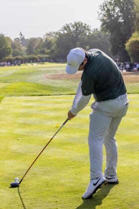 Golf - DP World Tour (European Tour) ˜Rolex Series™ - 2026 BMW PGA, Golf Herren Championship - Second Round - West Course, Wentworth Club - Friday 18th September 2026 Robert Macintyre (SCO) drives his tee shot on the 18th hole COLORSPORT DANIEL BEARHAM  cspDB_BMWPGA_R2_180926_