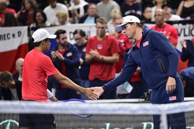 Learner Tien (USA), left, and Jakub Mensik (CZE) shake hands prior their game of the 2026 Davis Cup men s team tennis World Championship, WM, Weltmeisterschaft match between the Czech Republic and the United States, in Prague, Czech Republic, on September 18, 2026. (CTKxPhoto RomanxVondrous) CTKPhotoP2026091805512  CTKPhotoP2026091805512
