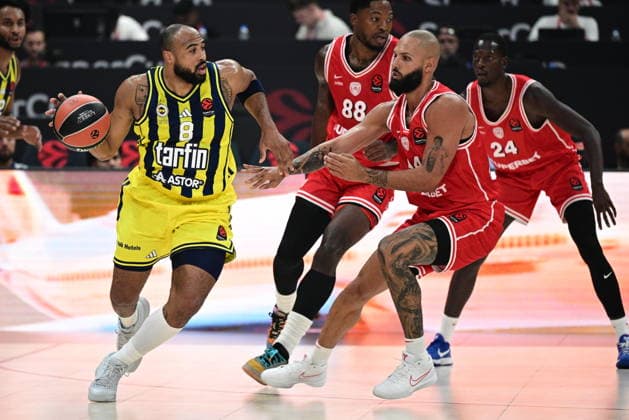 EuroLeague Basketball SuperCup - Olympiacos Piraeus vs Fenerbahce Tarfin Istanbul - Evan Fournier of Olympiacos Piraeus in action against Talen Horton Tucker of Fenerbahce Tarfin Istanbul during the Euroleague Basketball SuperCup Semifinal game between Olympiacos Piraeus vs Fenerbahce Tarfin Istanbul at Etihad Arena on September 18, 2026 in Abu Dhabi, United Arab Emirates. Abu Dhabi United Arab Emirates Copyright: xOnexInchxProductionsx 7090776