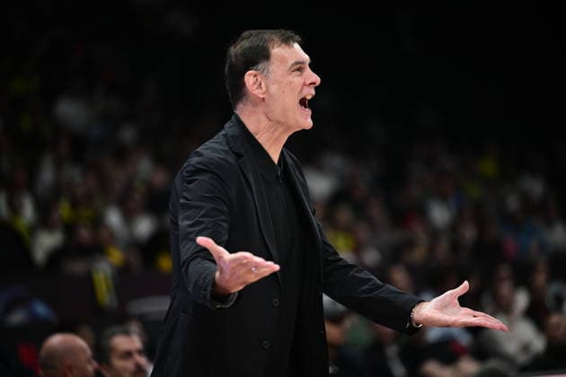 EuroLeague Basketball SuperCup - Olympiacos Piraeus vs Fenerbahce Tarfin Istanbul - Georgios Bartzokas, Head Coach of Olympiacos Piraeus in action during the Euroleague Basketball SuperCup Semifinal game between Olympiacos Piraeus vs Fenerbahce Tarfin Istanbul at Etihad Arena on September 18, 2026 in Abu Dhabi, United Arab Emirates. Abu Dhabi United Arab Emirates Copyright: xOnexInchxProductionsx 7090779