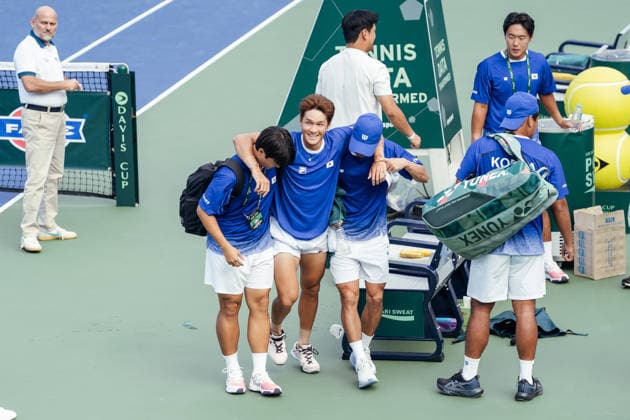 September 18, 2026, Seoul, Seoul, South Korea: South KoreaÃ¢â‚¬â ¢s Soonwoo Kwon(middle), who suffered cramps in his leg after the match, is helped off the court by his teammates at the end of the match during the 2026 Davis Cup Qualifier second round between the Republic of Korea and India at the Olympic Tennis Court Seoul South Korea - ZUMAm346 0867216743st Copyright: xSuhxJeenxMoonx