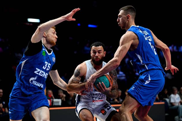 Zenit St. Petersburg v Anadolu Efes - VTB United League SuperCup MOSCOW, RUSSIA - SEPTEMBER 18: Mike James (55) of Anadolu Efes in action against Vladislav Emchenko (35) of Zenit St. Petersburg during the VTB United League SuperCup B Group match between Anadolu Efes and Zenit St. Petersburg in Moscow, Russia, on September 18, 2026. Sefa Karacan Anadolu Moscow Russia. Editorial use only. Please get in touch for any other usage.  Copyright: x2026xAnadoluxSefaxKaracanx