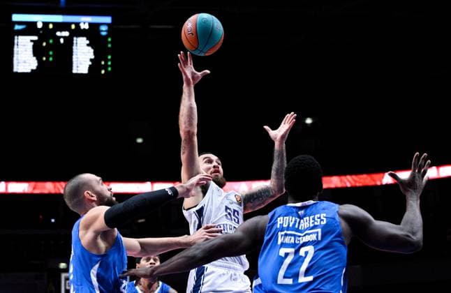 Russia Basketball United League Supercup Zenit - Anadolu Efes 9246038 18.09.2026 Anadolu s Mike James, centre, shoots during the VTB United League SuperCup basketball match between Zenit St. Petersburg and Anadolu Efes Istanbul, in Moscow, Russia. Alexey Filippov Sputnik Moscow Russia  Copyright: xAlexeyxFilippovx