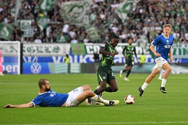 Herren I Frauen I Saison 2026-2027 I 2. Bundesliga I 6. Spieltag I VfL Wolfsburg - SV Darmstadt 98 I 18.09.2026 Aleksandar Vukotic (20, SV Darmstadt 98) packt die Grätsche im Zweikampf gegen Sael Kumbedi (26, VfL Wolfsburg) aus Wolfsburg Volkswagen Arena Niedersachsen Deutschland Copyright: xLobeca InesxHähnelx