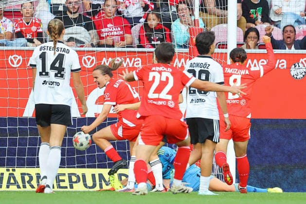 Mainz, Deutschland 18. September 2026: 1. BL Frauen - 2026 2027 - Sp. 5 - 1. FSV Mainz 05 gegen Eintracht Frankfurt Im Bild: Torschützin Kara Bathmann (FSV)(2.v.li.) nutzt das Getümmel und macht das Tor zum 1:0. DFL DFB regulations prohibit any use of photographs as image sequences and or quasi-video Bruchwegstadion Rheinland - Pfalz Copyright: xFotostandx xRacochax