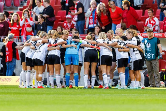GPFBL, 1. FSV Mainz 05 - Eintracht Frankfurt, 18.09.2026, Mainz Die Frankfurter Spielerinnen bilden einen Kreis um sich auf das Spiel der Google Pixel Frauen Bundesliga am 5. Spieltag der Saison 2026 27 zwischen dem 1. FSV Mainz 05 und Eintracht Frankfurt in der MEWA Arena einzuschwören, Mainz, 18.09.2026.. Copyright: xBEAUTIFULxSPORTS Hahnex
