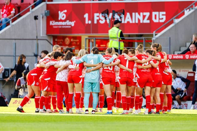 GPFBL, 1. FSV Mainz 05 - Eintracht Frankfurt, 18.09.2026, Mainz Die Mainzer Spielerinnen bilden einen Kreis um sich auf das Spiel der Google Pixel Frauen Bundesliga am 5. Spieltag der Saison 2026 27 zwischen dem 1. FSV Mainz 05 und Eintracht Frankfurt in der MEWA Arena einzuschwören, Mainz, 18.09.2026. Copyright: xBEAUTIFULxSPORTS Hahnex