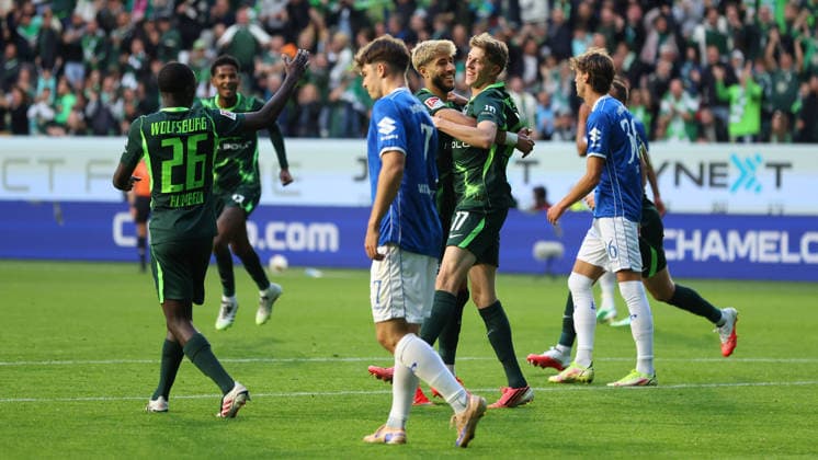 VfL vs. Darmstadt, 2. BL Wolfsburg, 18.09.2026, Fußball, Herren, 2. BL, Saison 2026 2027, VfL Wolfsburg vs. SV Darmstadt 98: Alexander Bernhardsson (VfL Wolfsburg) jubelt mit Mannschaftskollegen nach seinem Tor zum 1:0 (DFL DFB REGULATIONS PROHIBIT ANY USE OF PHOTOGRAPHS as IMAGE SEQUENCES and or QUASI-VIDEO) Volkswagen Arena Niedersachsen Deutschland