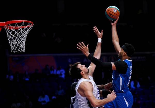Russia Basketball United League Supercup Zenit - Anadolu Efes 9246075 18.09.2026 Zenit s Andre Roberson shoots as Anadolu s Dario Saric blocks during the VTB United League SuperCup basketball match between Zenit St. Petersburg and Anadolu Efes Istanbul, in Moscow, Russia. Alexey Filippov Sputnik Moscow Russia  Copyright: xAlexeyxFilippovx