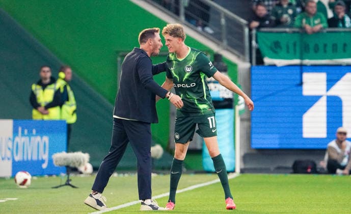 Deutschland:Fussball 2.Bundesliga 2026 2027, 6.Spieltag VfL Wolfsburg vs SV Darmstadt 98 - Volkswagen Arena (Wolfsburg): Tor und Torjubel zum Alexander Bernhardsson (VfL Wolfsburg, 17) Tobias Strobl (Trainer VfL Wolfsburg) Copyright: xAymanxAlahmedx