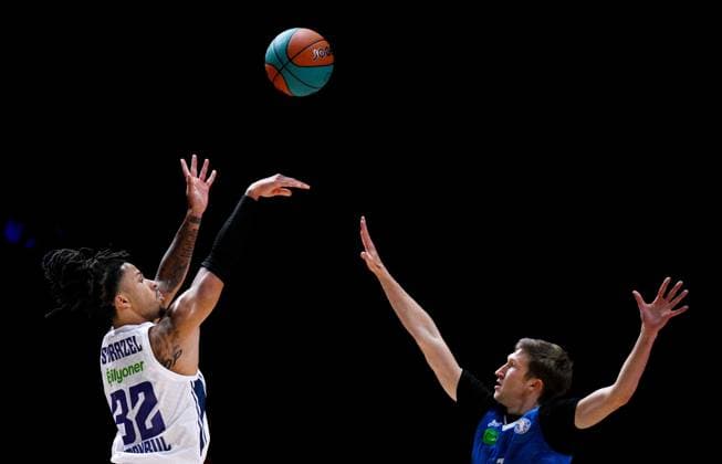 Russia Basketball United League Supercup Zenit - Anadolu Efes 9246082 18.09.2026 Anadolu s Matthew Strazel shoots as Zenit s Aleksandr Shcherbenev blocks during the VTB United League SuperCup basketball match between Zenit St. Petersburg and Anadolu Efes Istanbul, in Moscow, Russia. Alexey Filippov Sputnik Moscow Russia  Copyright: xAlexeyxFilippovx