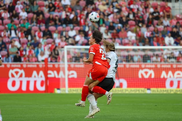 18.09.2026, xusrbx, Fussball Google Pixel Frauen-Bundesliga, FSV Mainz 05 - Eintracht Frankfurt v.l. Emma Junold (FSV Mainz 05, 22), Noemi Ivelj (Eintracht Frankfurt, 4),Kopfball,Kopfballduell, Mainz