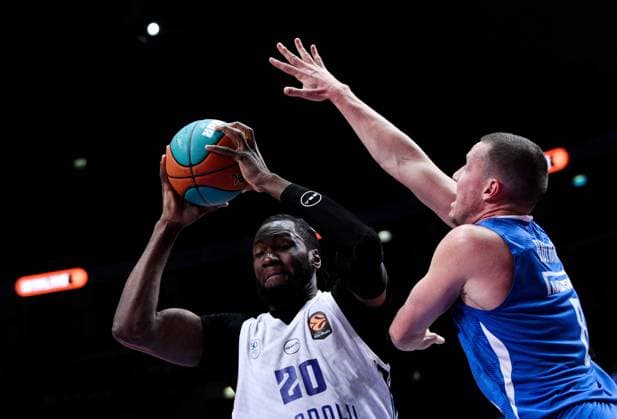 Russia Basketball United League Supercup Zenit - Anadolu Efes 9246088 18.09.2026 Anadolu s Bruno Fernando shoots as Zenit s Dmitriy Kulagin blocks during the VTB United League SuperCup basketball match between Zenit St. Petersburg and Anadolu Efes Istanbul, in Moscow, Russia. Alexey Filippov Sputnik Moscow Russia  Copyright: xAlexeyxFilippovx