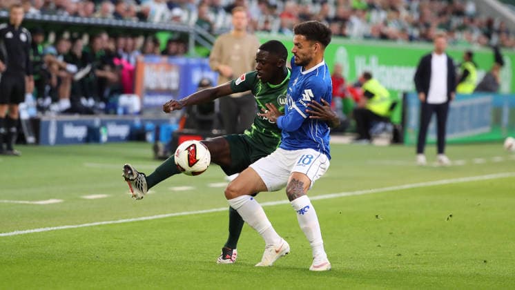 VfL vs. Darmstadt, 2. BL Wolfsburg, 18.09.2026, Fußball, Herren, 2. BL, Saison 2026 2027, VfL Wolfsburg vs. SV Darmstadt 98: SaÃ«l Kumbedi (VfL Wolfsburg), Raoul Petretta (SV Darmstadt 98) (DFL DFB REGULATIONS PROHIBIT ANY USE OF PHOTOGRAPHS as IMAGE SEQUENCES and or QUASI-VIDEO) Volkswagen Arena Niedersachsen Deutschland