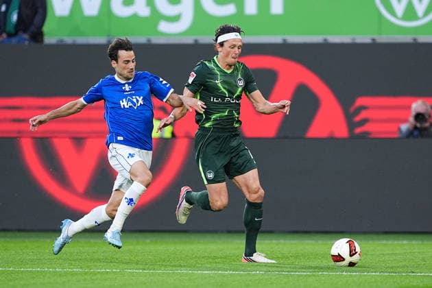 18.09.2026, xydrx, Herren, Fußball, 2.Bundesliga, VfL Wolfsburg - SV Darmstadt 98, Saison 2026 2027, Volkswagen Arena: Christopher Lannert (SV Darmstadt 98, 28) im Zweikampf gegen Fabian Reese (VfL Wolfsburg, 11) DFB regulations prohibit any use of photographs as image sequences and or quasi-video. Copyright: HMBxMedia YannisxDreimann