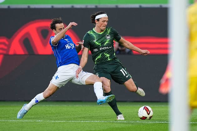 18.09.2026, xydrx, Herren, Fußball, 2.Bundesliga, VfL Wolfsburg - SV Darmstadt 98, Saison 2026 2027, Volkswagen Arena: Christopher Lannert (SV Darmstadt 98, 28) im Zweikampf gegen Fabian Reese (VfL Wolfsburg, 11) DFB regulations prohibit any use of photographs as image sequences and or quasi-video. Copyright: HMBxMedia YannisxDreimann