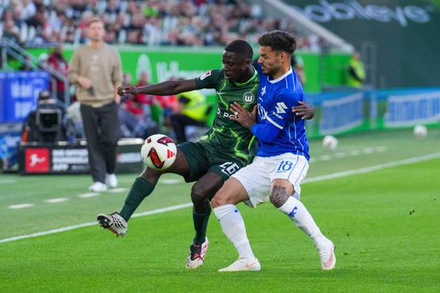 18.09.2026, xydrx, Herren, Fußball, 2.Bundesliga, VfL Wolfsburg - SV Darmstadt 98, Saison 2026 2027, Volkswagen Arena: Sael Kumbedi (VfL Wolfsburg, 26) im Zweikampf gegen Raoul Petretta (SV Darmstadt 98, 18) DFB regulations prohibit any use of photographs as image sequences and or quasi-video. Copyright: HMBxMedia YannisxDreimann