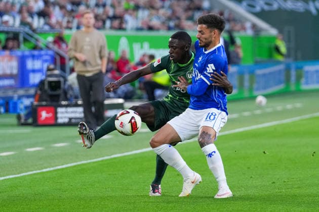 18.09.2026, xydrx, Herren, Fußball, 2.Bundesliga, VfL Wolfsburg - SV Darmstadt 98, Saison 2026 2027, Volkswagen Arena: Sael Kumbedi (VfL Wolfsburg, 26) im Zweikampf gegen Raoul Petretta (SV Darmstadt 98, 18) DFB regulations prohibit any use of photographs as image sequences and or quasi-video. Copyright: HMBxMedia YannisxDreimann
