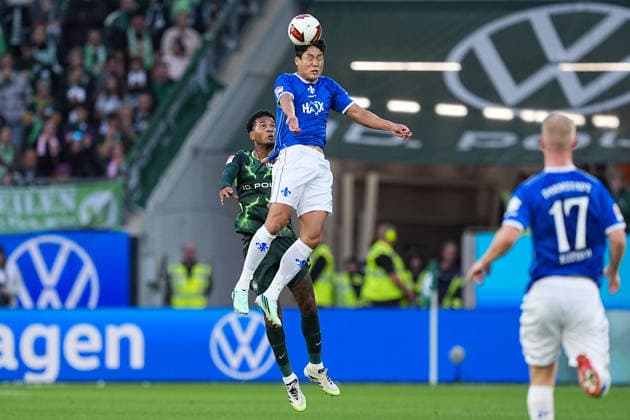 18.09.2026, xydrx, Herren, Fußball, 2.Bundesliga, VfL Wolfsburg - SV Darmstadt 98, Saison 2026 2027, Volkswagen Arena: Cleiton Santana dos Santos (VfL Wolfsburg, 33) im Zweikampf gegen Ho-jae Lee (SV Darmstadt 98, 9) DFB regulations prohibit any use of photographs as image sequences and or quasi-video. Copyright: HMBxMedia YannisxDreimann