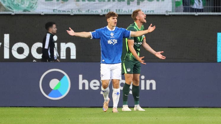 VfL vs. Darmstadt, 2. BL Wolfsburg, 18.09.2026, Fußball, Herren, 2. BL, Saison 2026 2027, VfL Wolfsburg vs. SV Darmstadt 98: Noah Weißhaupt (SV Darmstadt 98), Hauke Wahl (VfL Wolfsburg) (DFL DFB REGULATIONS PROHIBIT ANY USE OF PHOTOGRAPHS as IMAGE SEQUENCES and or QUASI-VIDEO) Volkswagen Arena Niedersachsen Deutschland