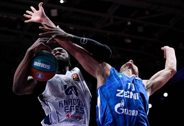 Russia Basketball United League Supercup Zenit - Anadolu Efes 9246089 18.09.2026 Anadolu s Bruno Fernando and Zenit s Andrey Martiuk in action during the VTB United League SuperCup basketball match between Zenit St. Petersburg and Anadolu Efes Istanbul, in Moscow, Russia. Alexey Filippov Sputnik Moscow Russia  Copyright: xAlexeyxFilippovx