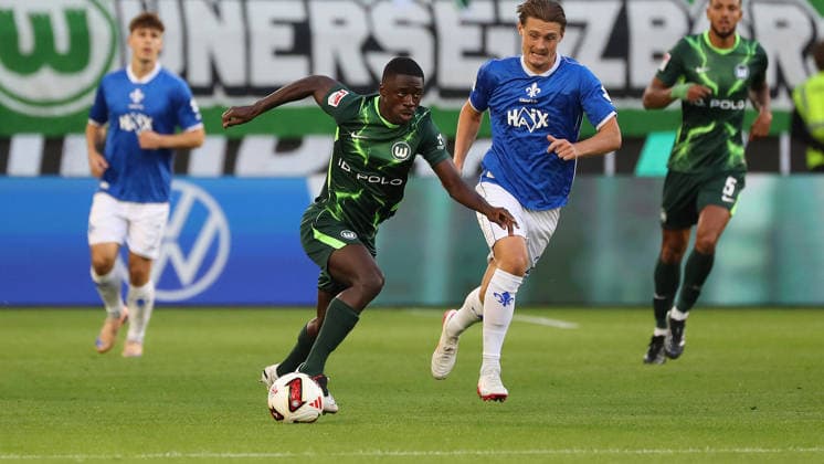 VfL vs. Darmstadt, 2. BL Wolfsburg, 18.09.2026, Fußball, Herren, 2. BL, Saison 2026 2027, VfL Wolfsburg vs. SV Darmstadt 98: SaÃ«l Kumbedi (VfL Wolfsburg), Carlo Sickinger (SV Darmstadt 98) (DFL DFB REGULATIONS PROHIBIT ANY USE OF PHOTOGRAPHS as IMAGE SEQUENCES and or QUASI-VIDEO) Volkswagen Arena Niedersachsen Deutschland