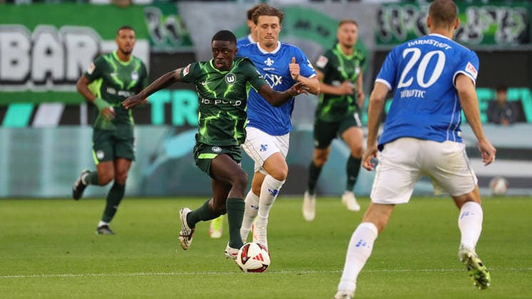 VfL vs. Darmstadt, 2. BL Wolfsburg, 18.09.2026, Fußball, Herren, 2. BL, Saison 2026 2027, VfL Wolfsburg vs. SV Darmstadt 98: SaÃ«l Kumbedi (VfL Wolfsburg), Carlo Sickinger (SV Darmstadt 98) (DFL DFB REGULATIONS PROHIBIT ANY USE OF PHOTOGRAPHS as IMAGE SEQUENCES and or QUASI-VIDEO) Volkswagen Arena Niedersachsen Deutschland