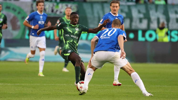 VfL vs. Darmstadt, 2. BL Wolfsburg, 18.09.2026, Fußball, Herren, 2. BL, Saison 2026 2027, VfL Wolfsburg vs. SV Darmstadt 98: SaÃ«l Kumbedi (VfL Wolfsburg), Aleksander Vukotic (SV Darmstadt 98) (DFL DFB REGULATIONS PROHIBIT ANY USE OF PHOTOGRAPHS as IMAGE SEQUENCES and or QUASI-VIDEO) Volkswagen Arena Niedersachsen Deutschland