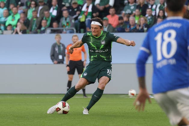 18.09.2026, xgox, Fussball, 2. Bundesliga, VfL Wolfsburg - SV Darmstadt 98 v.l. Fabian Reese (Wolfsburg, 11) schiesst den Ball aufs Tor, Torschuss, Schuss (DFL DFB REGULATIONS PROHIBIT ANY USE OF PHOTOGRAPHS as IMAGE SEQUENCES and or QUASI-VIDEO) Wolfsburg
