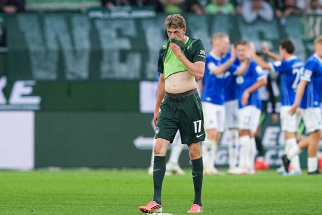 18.09.2026, xydrx, Herren, Fußball, 2.Bundesliga, VfL Wolfsburg - SV Darmstadt 98, Saison 2026 2027, Volkswagen Arena: Alexander Bernhardsson (VfL Wolfsburg, 17) enttäuscht nach dem Gegentor zum 1:1 DFB regulations prohibit any use of photographs as image sequences and or quasi-video. Copyright: HMBxMedia YannisxDreimann