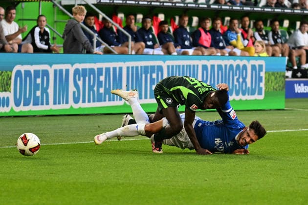 Herren I Frauen I Saison 2026-2027 I 2. Bundesliga I 6. Spieltag I VfL Wolfsburg - SV Darmstadt 98 I 18.09.2026 Zweikampf Sael Kumbedi (26, VfL Wolfsburg), Raoul Petretta (18, SV Darmstadt 98) Wolfsburg Volkswagen Arena Niedersachsen Deutschland Copyright: xLobeca InesxHähnelx