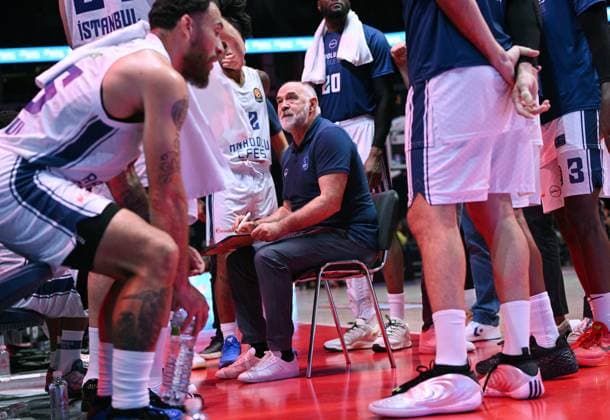 Russia Basketball United League Supercup Zenit - Anadolu Efes 9246107 18.09.2026 Anadolu s head coach Pablo Laso directs his players during the VTB United League SuperCup basketball match between Zenit St. Petersburg and Anadolu Efes Istanbul, in Moscow, Russia. Alexey Filippov Sputnik Moscow Russia  Copyright: xAlexeyxFilippovx