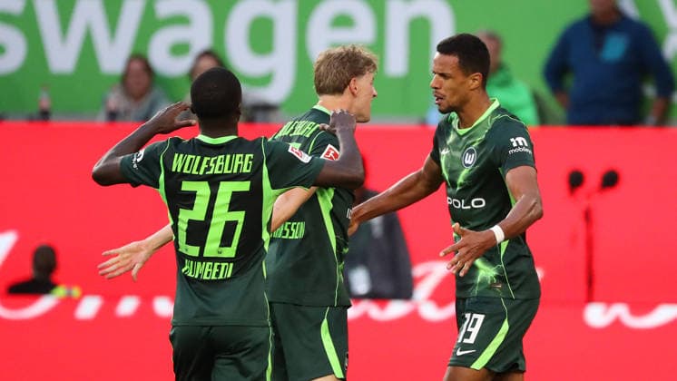 VfL vs. Darmstadt, 2. BL Wolfsburg, 18.09.2026, Fußball, Herren, 2. BL, Saison 2026 2027, VfL Wolfsburg vs. SV Darmstadt 98: Robert Glatzel (VfL Wolfsburg) jubelt mit Mannschaftskollegen nach seinem Tor zum 2:1 (DFL DFB REGULATIONS PROHIBIT ANY USE OF PHOTOGRAPHS as IMAGE SEQUENCES and or QUASI-VIDEO) Volkswagen Arena Niedersachsen Deutschland