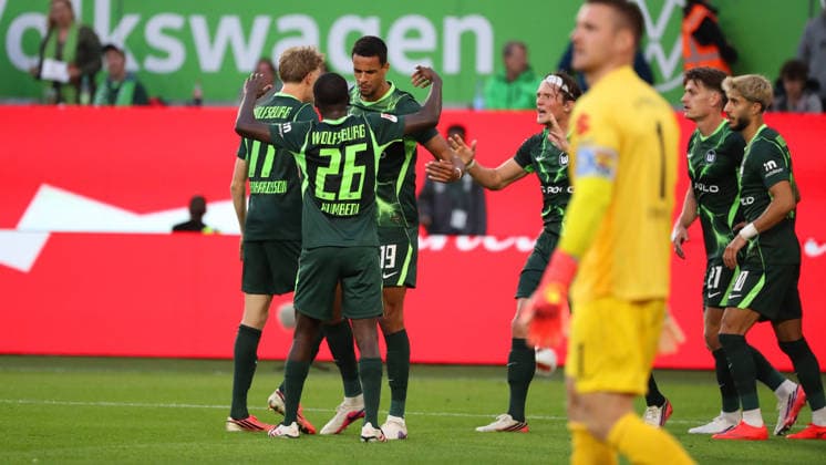VfL vs. Darmstadt, 2. BL Wolfsburg, 18.09.2026, Fußball, Herren, 2. BL, Saison 2026 2027, VfL Wolfsburg vs. SV Darmstadt 98: Robert Glatzel (VfL Wolfsburg) jubelt mit Mannschaftskollegen nach seinem Tor zum 2:1 (DFL DFB REGULATIONS PROHIBIT ANY USE OF PHOTOGRAPHS as IMAGE SEQUENCES and or QUASI-VIDEO) Volkswagen Arena Niedersachsen Deutschland