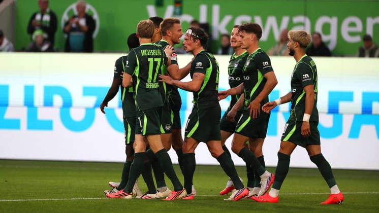 VfL vs. Darmstadt, 2. BL Wolfsburg, 18.09.2026, Fußball, Herren, 2. BL, Saison 2026 2027, VfL Wolfsburg vs. SV Darmstadt 98: Robert Glatzel (VfL Wolfsburg) jubelt mit Mannschaftskollegen nach seinem Tor zum 2:1 (DFL DFB REGULATIONS PROHIBIT ANY USE OF PHOTOGRAPHS as IMAGE SEQUENCES and or QUASI-VIDEO) Volkswagen Arena Niedersachsen Deutschland