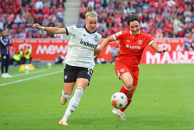 Mainz, Deutschland 18. September 2026: 1. BL Frauen - 2026 2027 - Sp. 5 - 1. FSV Mainz 05 gegen Eintracht Frankfurt Im Bild: v. li. im Zweikampf Pia-Sophie Wolter (Frankfurt) gegen Emma Junold (FSV). DFL DFB regulations prohibit any use of photographs as image sequences and or quasi-video Bruchwegstadion Rheinland - Pfalz Copyright: xFotostandx xRacochax