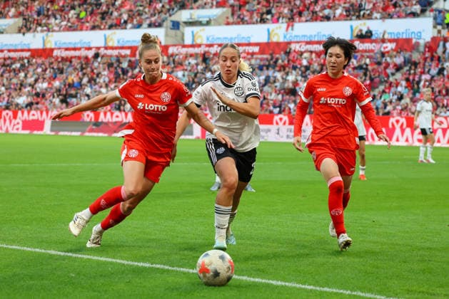 18.09.2026, xusrbx, Fussball Google Pixel Frauen-Bundesliga, FSV Mainz 05 - Eintracht Frankfurt v.l. Saskia Matheis (FSV Mainz 05, 19), Danique Tolhoek (Eintracht Frankfurt, 22),Yurina Imai (FSV Mainz 05, 14), im Zweikampf Mainz